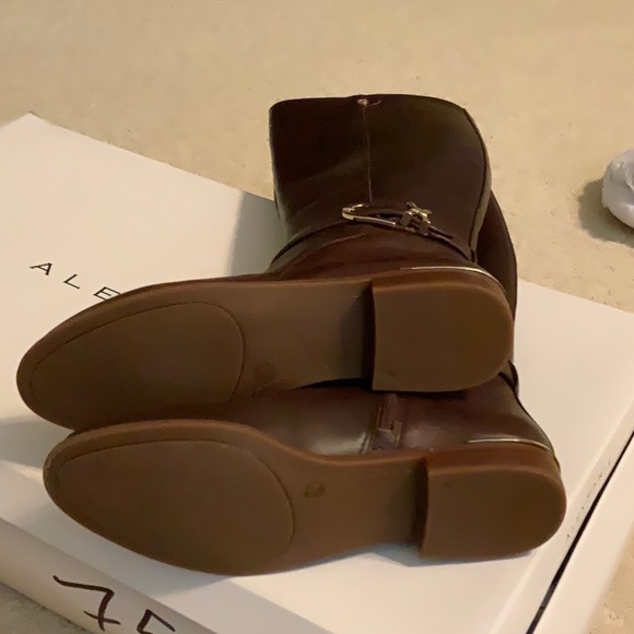 Brown leather boots - Picture 4 of 5